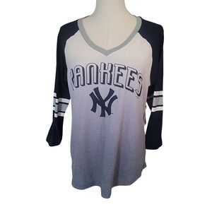 MLB G-III 4Her Carl‎ Banks New York Yankees Baseball 3/4 Sleeve V-Neck Top